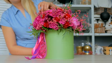 3-Schüsse.-Professionellen-Floristen-zeigen-Blumenstrauß-im-studio