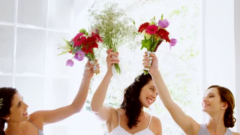 Las-damas-de-honor-y-madrina-diversión-holding-flores-en-el-aire-4K-4k