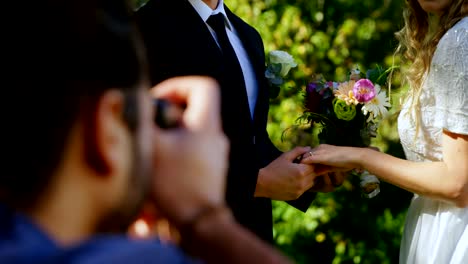 Novio-sosteniendo-la-mano-de-la-novia-y-el-fotógrafo-toma-la-foto-4K-4k