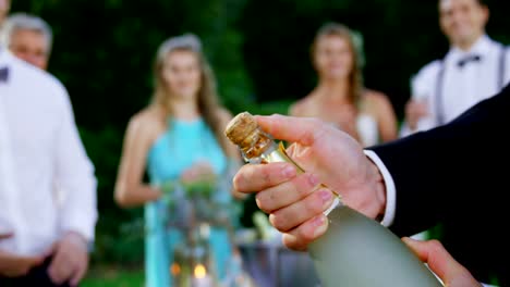 Champagner-Toasten-Zeremonie-im-Hintergrund-Gäste-applaudieren-4K-4k