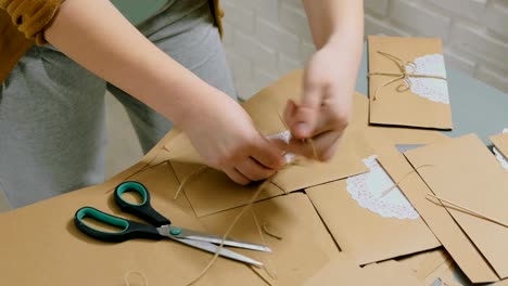 2-tiros.-Dos-decoradores-de-mujeres-profesionales,-fabricación-de-sobres-en-el-taller