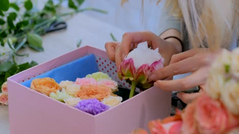 Professionellen-Floristen-machen-Geschenkbox-mit-Blumen-im-Blumenladen