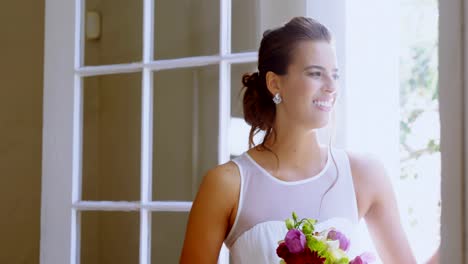 Braut-stand-in-der-Nähe-des-Fensters-mit-einem-Bouquet-4K-4k