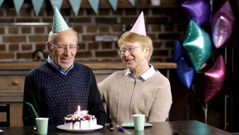 Älteres-Paar-feiert-Geburtstag-am-Tisch