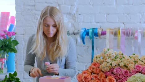 Professionellen-Floristen-machen-Geschenkbox-mit-Blumen-im-Blumenladen