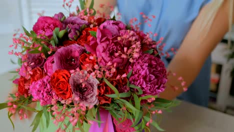 Profesional-Florista-con-bouquet-en-el-estudio