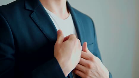 Ein-Mann-in-eine-Jacke-auf-einem-hellen-Hintergrund,-des-Bräutigams-Gebühren