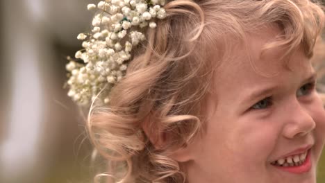 Porträt-des-kleinen-Lächeln-am-Hochzeitstag-Blumenmädchen