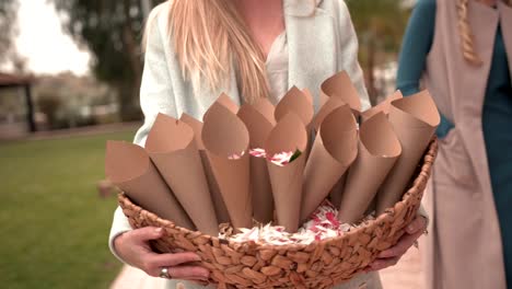 Nahaufnahme-der-jungen-Frau-mit-Blumenkorb-für-Hochzeitsfeiern