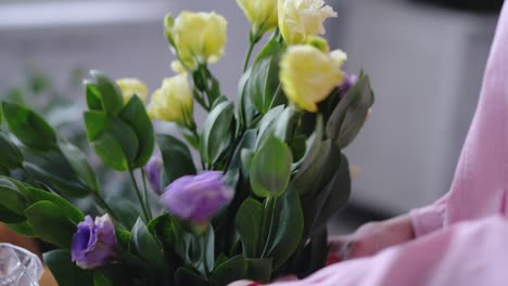 Florist-prepares-flowers-for-a-wedding-bouquet