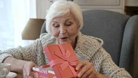 Senior-Lady-Eröffnung-Geschenkbox-am-Valentinstag
