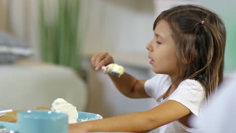 Mädchen-essen-Kuchen-und-reden