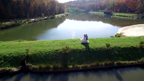 Hochzeitstanz.-Tag-der-Hochzeit.-Brautpaar-tanzen-am-Wasser.-Braut-und-Bräutigam-tanzen-in-der-Nähe-der-malerischen-blauen-See