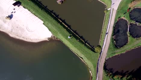 Hochzeitstanz.-Tag-der-Hochzeit.-Brautpaar-tanzen-am-Wasser.-Braut-und-Bräutigam-tanzen-in-der-Nähe-der-malerischen-blauen-See