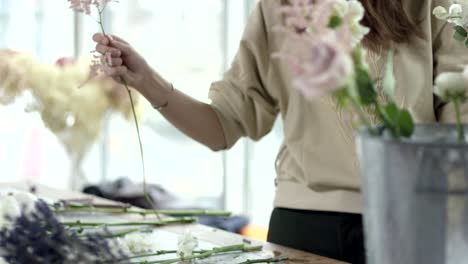 Junge-Floristin-versammelt-eine-rustikale-Hochzeit-Bouquet