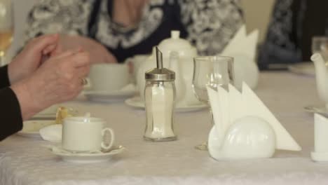 Ancianos-sentados-a-la-mesa-comiendo-pastel