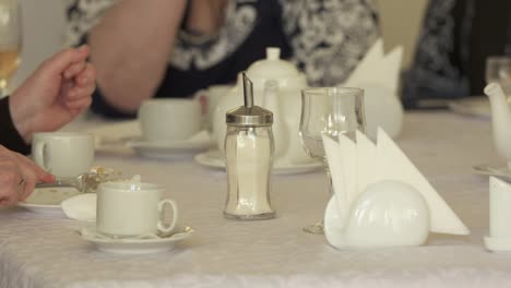 Ancianos-sentados-a-la-mesa-comiendo-pastel