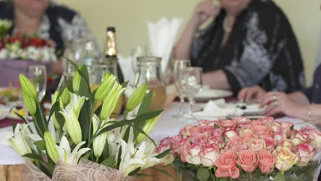 Menschen-genießen-die-Häppchen-und-Getränke-beim-festlichen-Abendessen