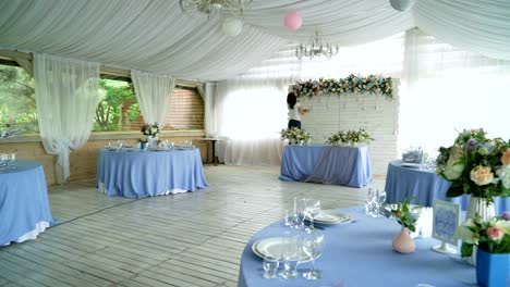 Decoración-interior-de-salón-de-banquetes-de-boda