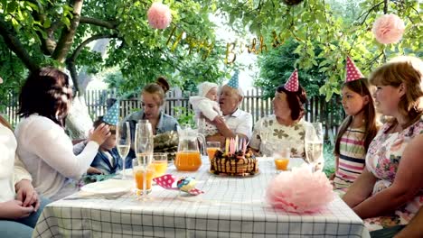 Familia-se-reunieron-en-la-mesa-para-celebrar-el-cumpleaños