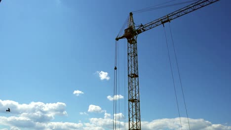 Zeitraffer-Aufnahmen-von-einem-Bau-Kran,-blauer-Himmel