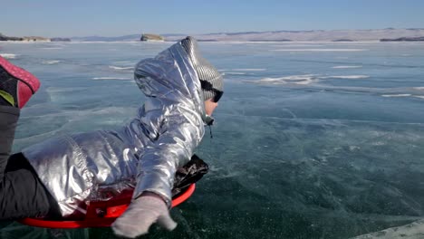 Hombre-es-encender-a-mujer-de-hielo.-Padre-convierte-a-su-hija-y-su-madre-en-un-hielo.-Familia-tiene-diversión-y-tiempo-en-la-naturaleza-de-los-deportes.-Gire-a-la-gente.-Cámara-lenta.