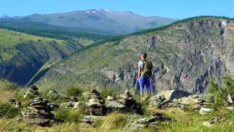 Un-turista-con-una-mochila-en-la-montaña.