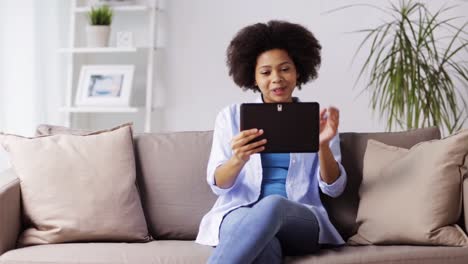 glücklich-Afro-Amerikanerin-mit-Tablet-pc-zu-Hause