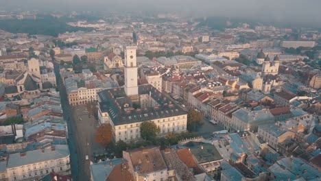 LVOV,-UCRANIA.-Panorama-de-la-ciudad-antigua.-Los-techos-de-edificios-antiguos.-Vista-aérea