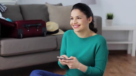 mujer-con-smartphone-en-casa-va-a-viajar