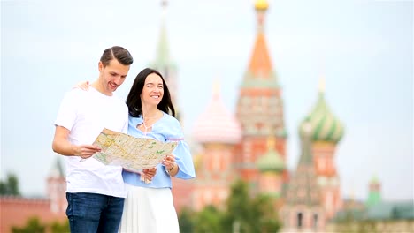 Pareja-joven-feliz-en-ciudad-europea.