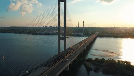 Secuencias-del-abejón-aéreo.-Volar-hacia-atrás-sobre-el-puente-del-sur-en-Kiev-al-atardecer