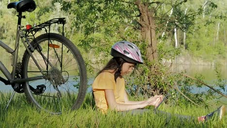 Ciclista-con-una-tableta.