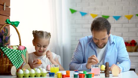 Niedlichen-Vater-und-Tochter-Vorbereitung-auf-die-Feier-Malerei-Ostereier