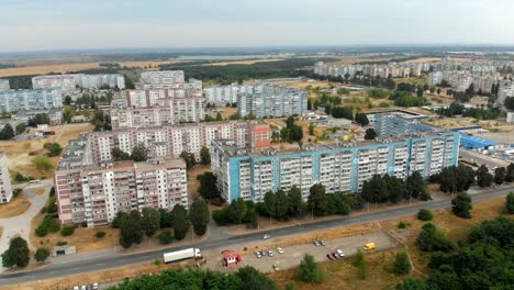 Vista-aérea-de-edificios-residenciales-de-varios-pisos-en-la-ciudad