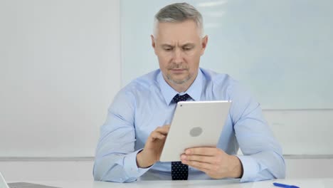 Geschäftsmann-Surfen-Internet-auf-Tablet-im-Büro