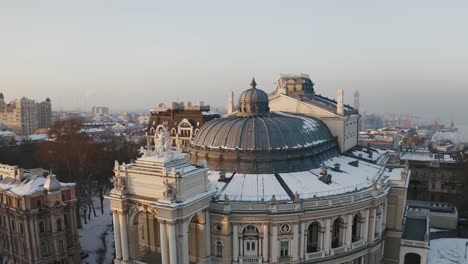 Filmischen-Luftaufnahmen-von-Oper-und-Ballett-Theater-während-der-sonnigen-Wintertag