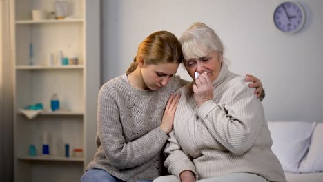 Nieta-de-abrazar-y-apoyar-a-abuela-llora,-enfermedad-incurable