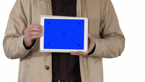 Männliche-Hände-halten-Tablet-mit-blauem-Bildschirm-Mockup-auf-weißem-Hintergrund