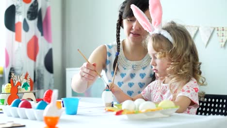 Mujer-y-su-hija-preparando-para-la-Pascua