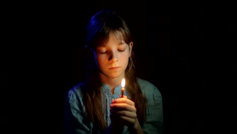 little--girl-praying-in-a-dark-room