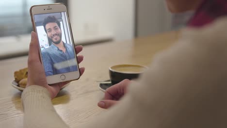 Video-Call.-Hand-mit-Video-Chat-auf-Handy-Screen-schließen