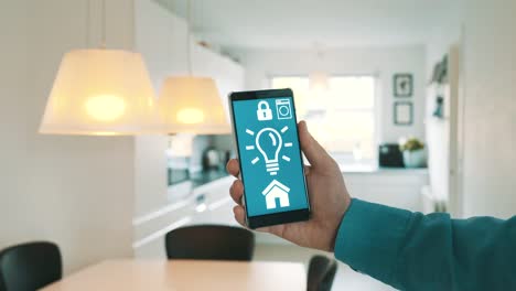 App-auf-Handy-steuert-Licht-von-Lampen-in-Smart-Home