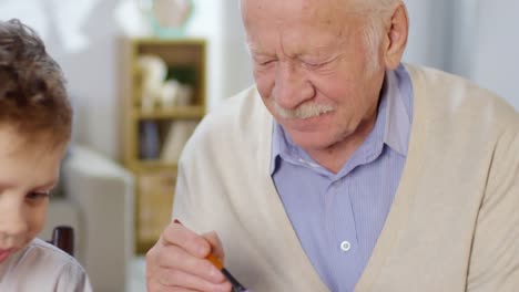 Secuencia-de-niño-y-abuelo-pintando-huevos