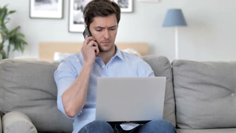 Hübsche-junge-Mann-diskutieren-Arbeit-am-Telefon