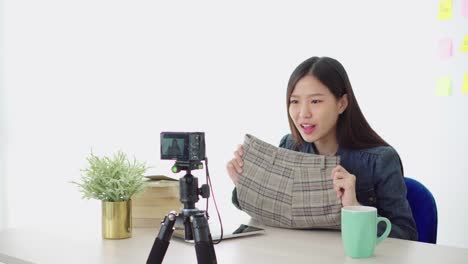 Asian-woman-beauty-vlogger/blogger-live-broadcasting-for-online-shopping-on-social-media