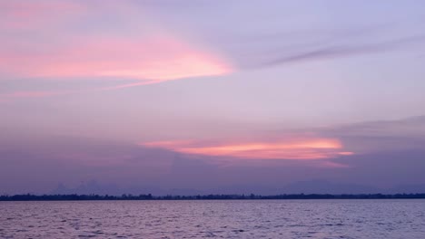 Fondo-de-la-naturaleza.-Momentos-después-del-atardecer.-cielo,-lago