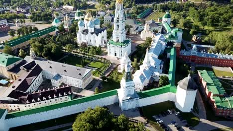 monastery-complex-of-Trinity-Lavra-of-St.-Sergius-in-sunny-day,-Sergiev-Posad