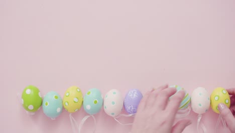 Huevos-de-Pascua-pintados-sobre-un-fondo-rosa.