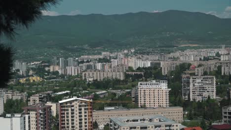 GEORGIA,-TBILISI-CIRCA-MAI-2019--unbekannte-Personen-und-Auto-vom-Hügel-von-Tiflis